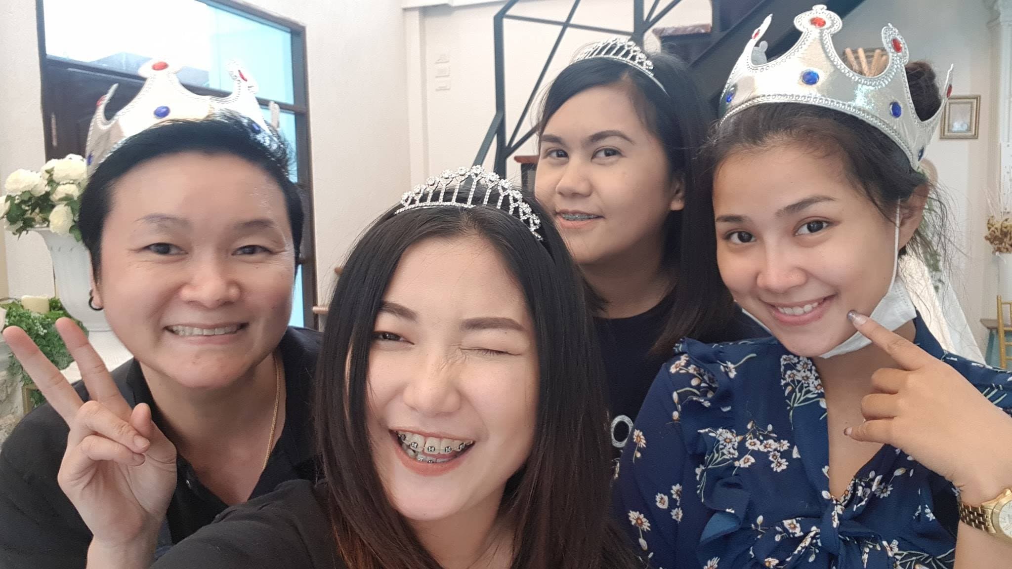 จ้างได้หมดนะคะ  มีแพ็คทั้งทีมช่างภาพและช่างแต่งหน้า555