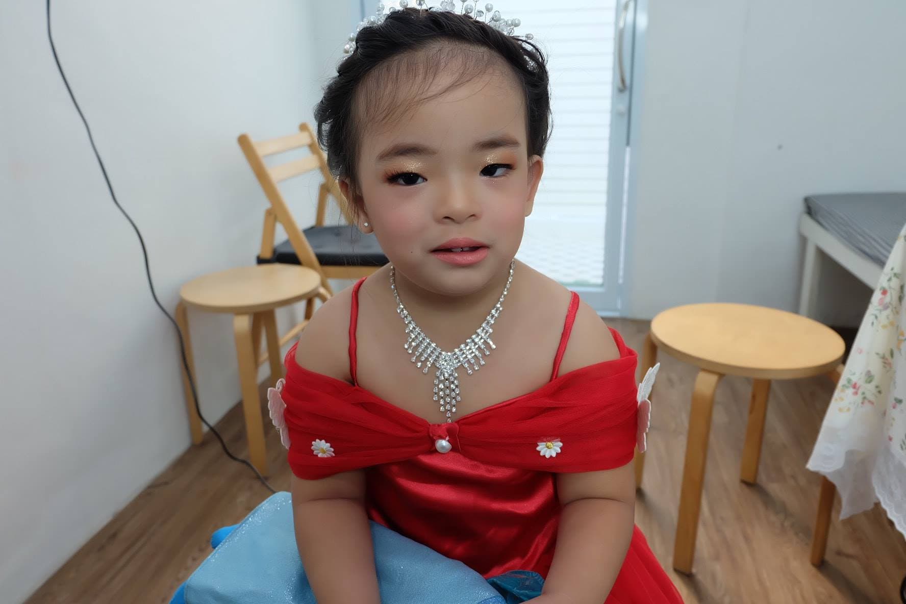 น้องนรีคนสวย อารมณ์ดียอมให้แต่งหน้าทำผมสวยปริ้งงง