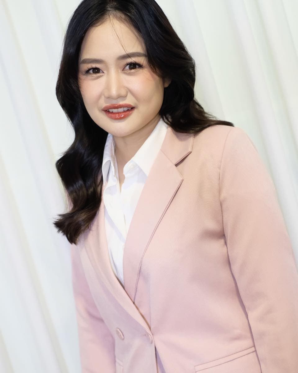 แต่งหน้าคุณโมเดิ้นออกงานค่ะ