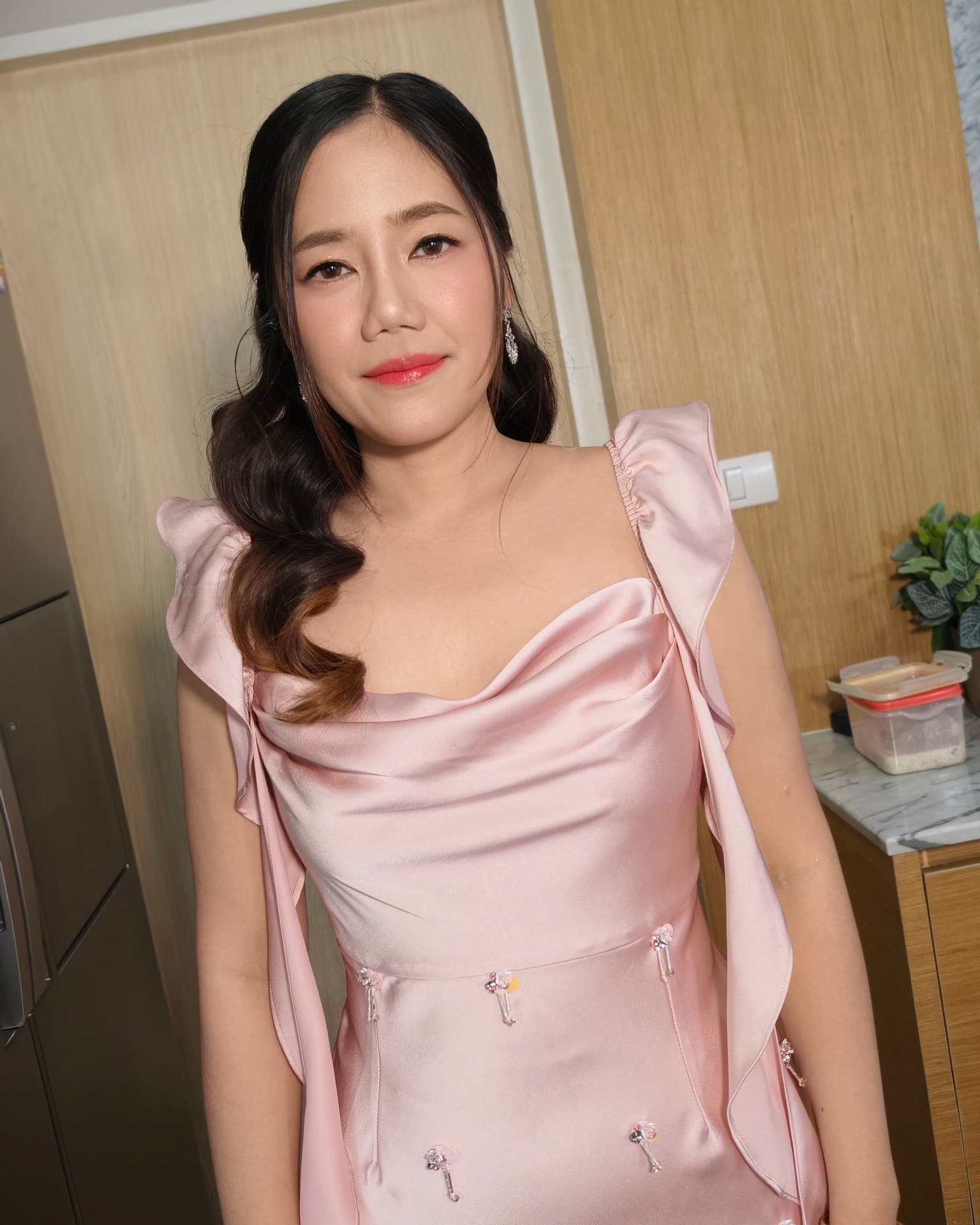 แตต่งหน้าลูกค้าออกงานรับรางวัลค่าา