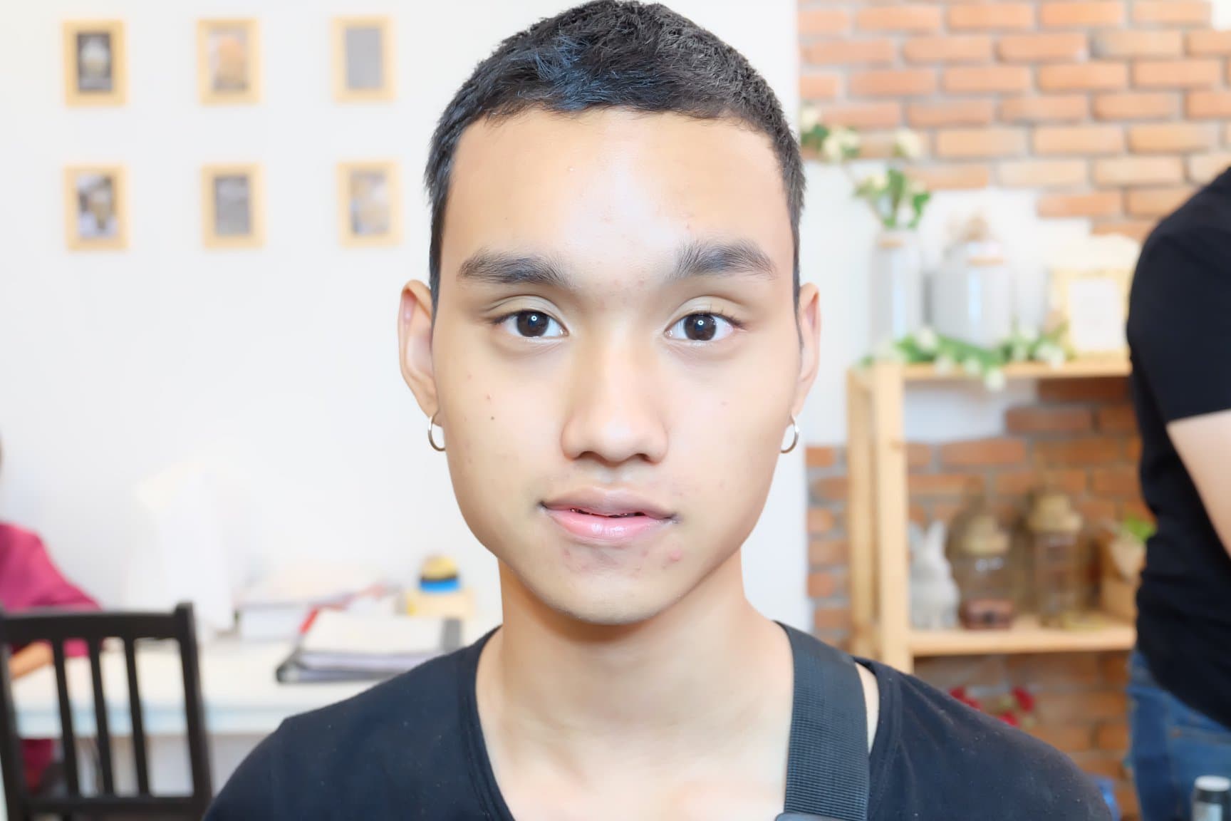 รีวิวการแต่งหน้าหนุ่มนักดนตรี   กันคิ้ว เฉดดิ้ง เพิ่มความคมเ…