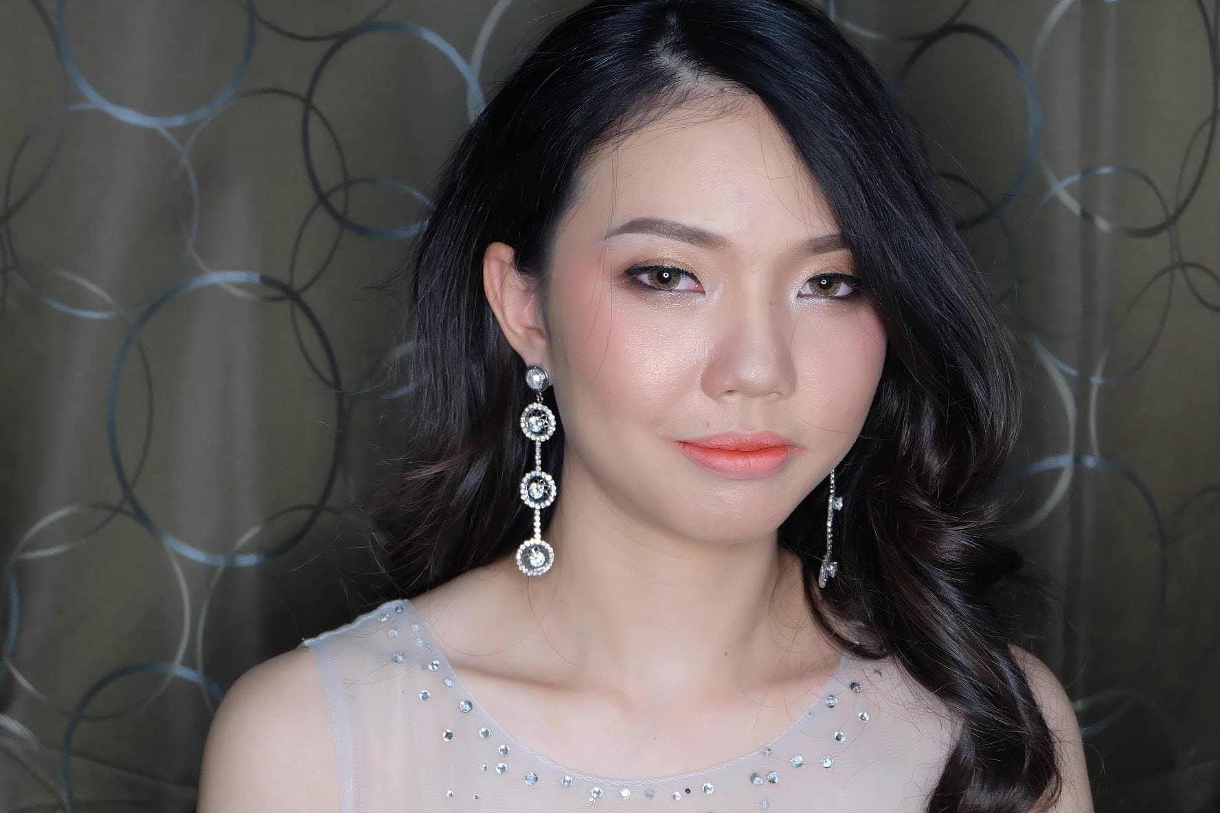 รีวิว แต่งหน้าไปงาน สไตล๋เรียบหรู เพื่อนเจ้าสาว ในธีมชุดสีเท…
