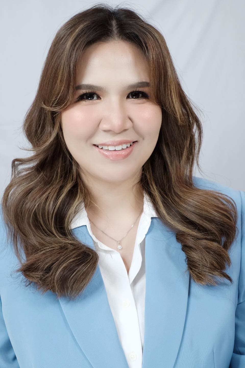 ถ่ายโปรไฟล์ คุณโบว์วันนี้ เป็นลุคOffice ค่อนข้างเป็นทางการเล…