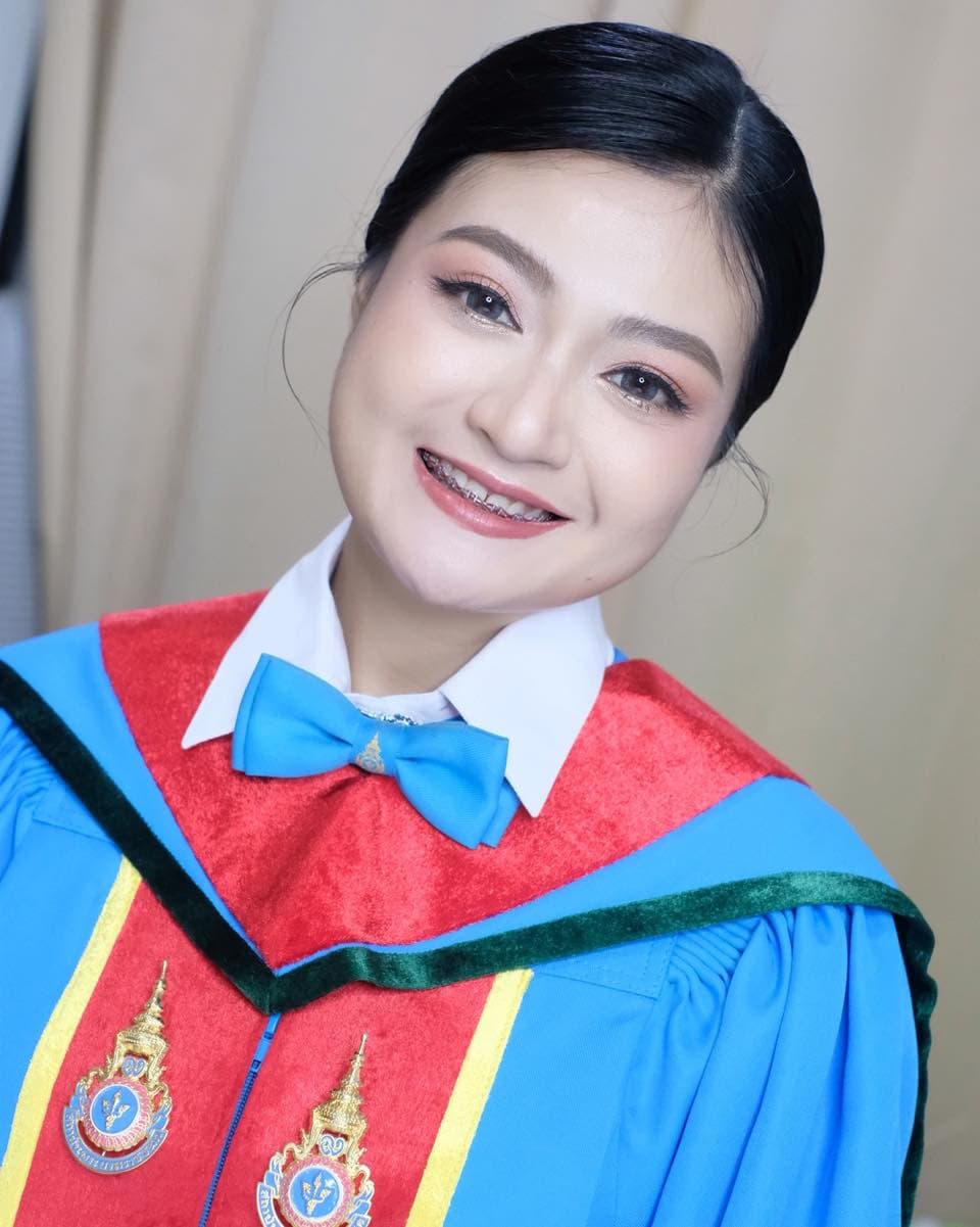 ครุยน้องน่ารักมาก5555 สีสดใสเวอร์ วันนี้แต่งหน้ากันแบบจอยสุด…
